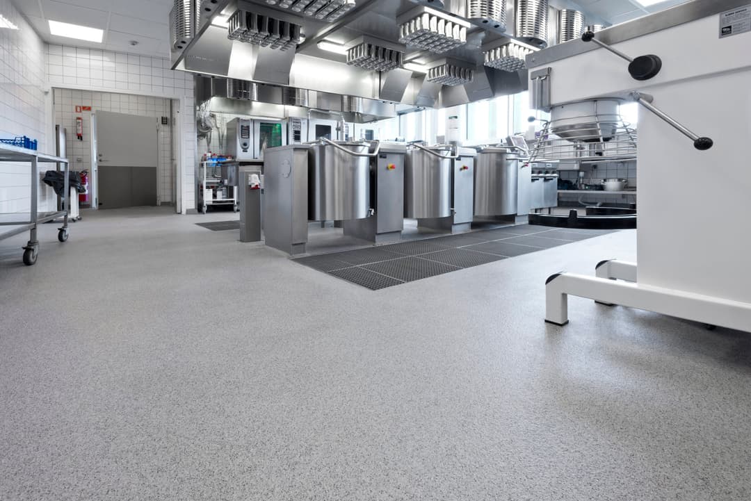 Rent industrikjøkken med fokus på grått akrylgulv med flakes