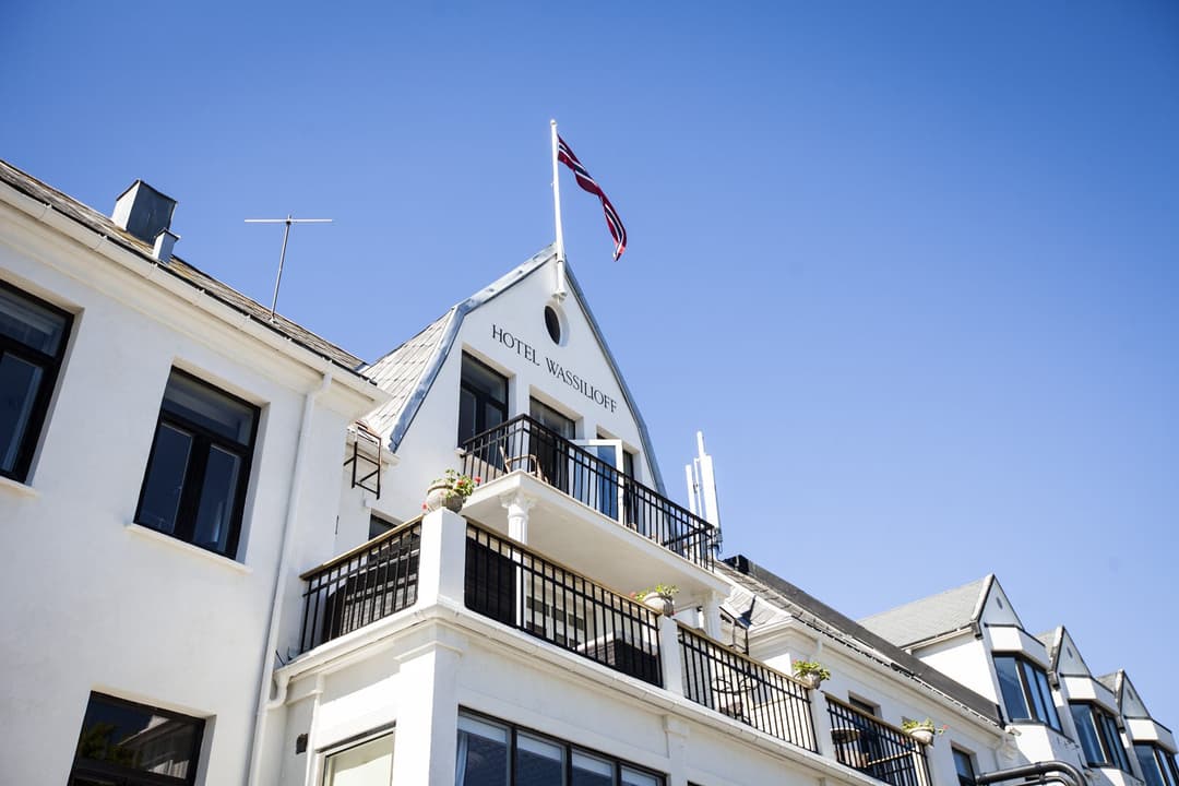 Fasade på hotell behandlet med hvit EG Cemcrete