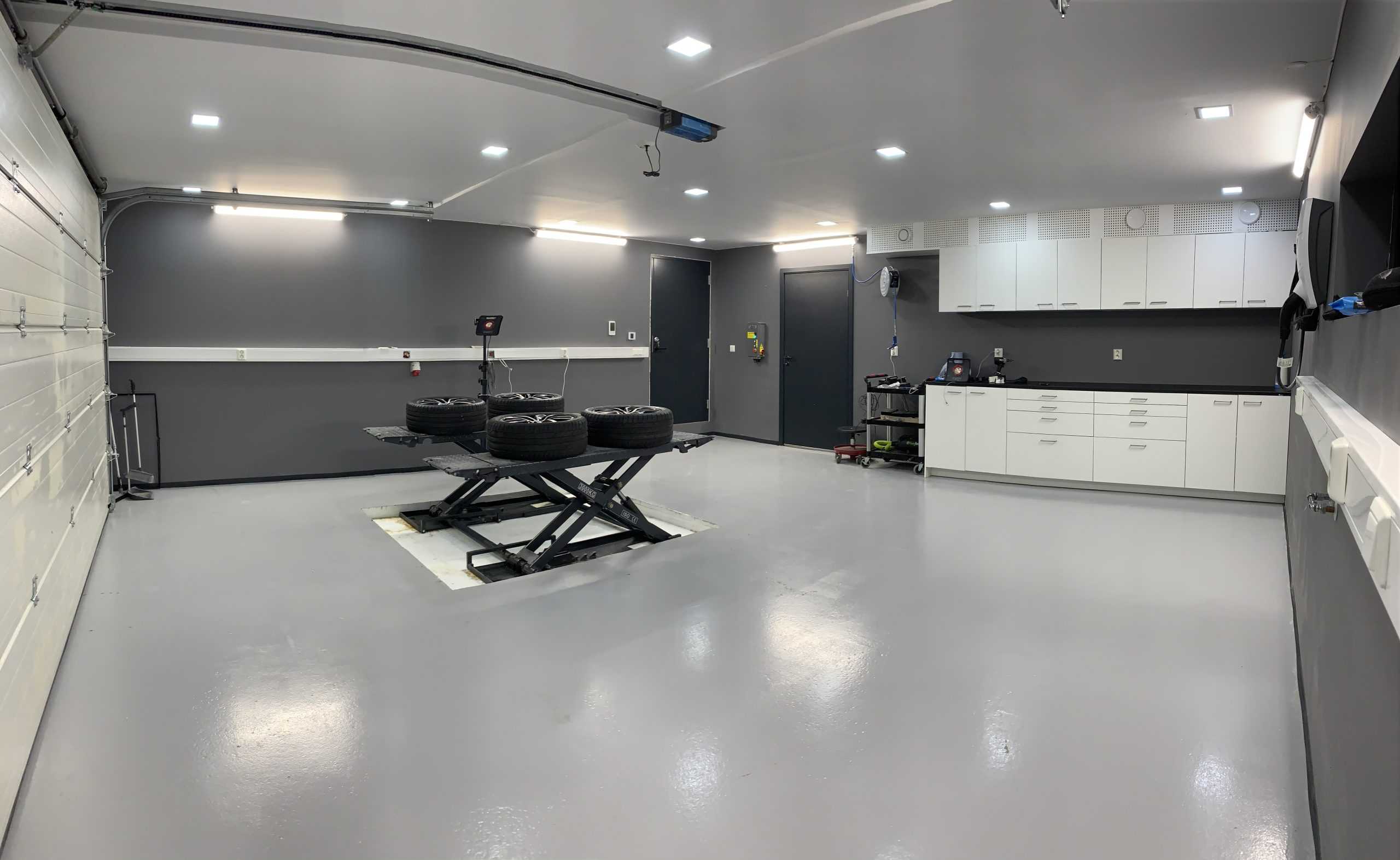 garasje med grått epoxygulv