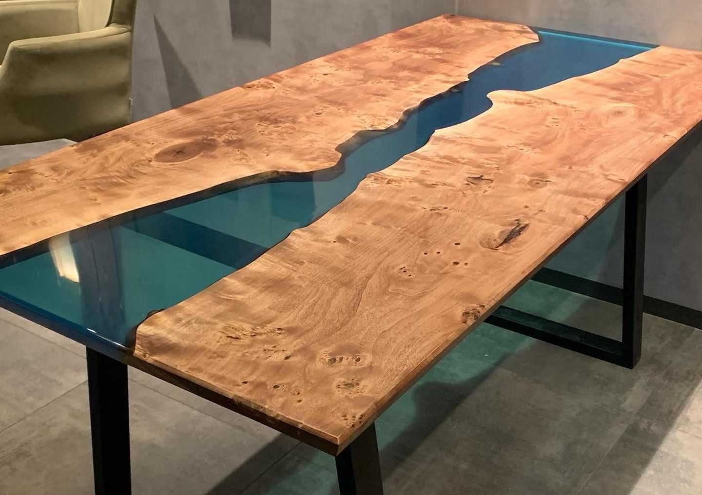 rivertable med naturlig treverk og blåfarget, transparent epoxy